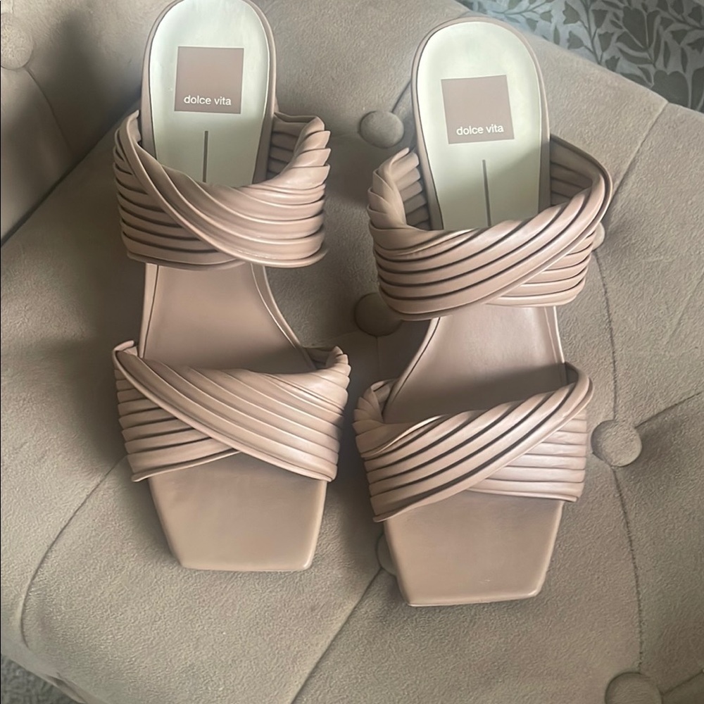 Dolce Vita Women's Tan Sandals